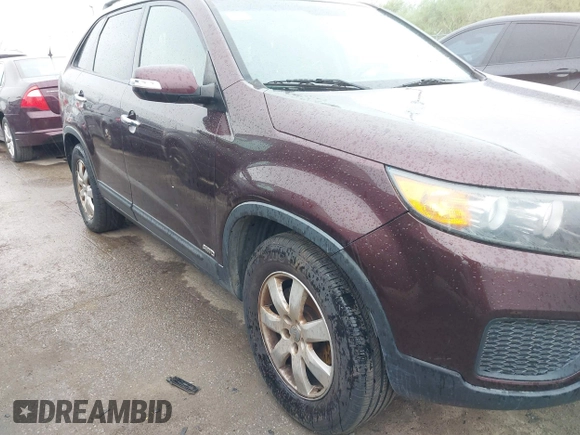 2013 Kia Sorento LX with VIN 5XYKTDA21DG348056, listed as a IAAI auction lot 42020513 with 233,308 mi miles. Bid and sale history available at carsss.com. Image 6.