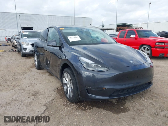 2024 Tesla Model Y Long Range with VIN 7SAYGDEE0RA261489, listed as a IAAI auction lot 41729325 with 5,060 mi miles. Bid and sale history available at carsss.com. Image 1.