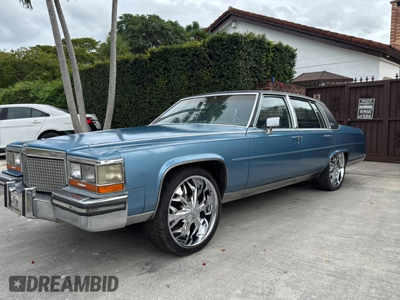 1988 Cadillac Brougham z VIN 1G6DW51Y1J9710932, wystawiony jako Copart lot #82010974 z przebiegiem 72 122 mil mil oraz Czysty tytuł • Clean title. Historia ofert i sprzedaży dostępna na DreamBid. Obrazek 2.