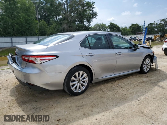 2018 Toyota Camry LE z VIN 4T1B11HK3JU525478, wystawiony jako Copart lot #56112235 z przebiegiem 141 609 mil mil oraz Szkoda całkowita • Salvage title. Historia ofert i sprzedaży dostępna na DreamBid. Obrazek 3.