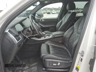 2023 BMW X5 xDrive40i z VIN 5UXCR6C08P9P32642, wystawiony jako Copart lot #56059525 z przebiegiem 48 802 mil mil oraz Czysty tytuł • Clean title. Historia ofert i sprzedaży dostępna na DreamBid. Obrazek 5.