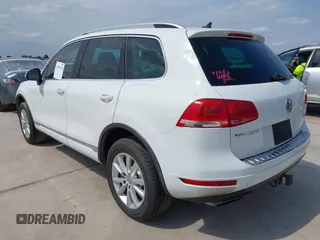 2014 Volkswagen Touareg Sport z VIN WVGEF9BP8ED013755, wystawiony jako IAAI lot #41991936 z przebiegiem 126 912 mil mil oraz . Historia ofert i sprzedaży dostępna na DreamBid. Obrazek 3.