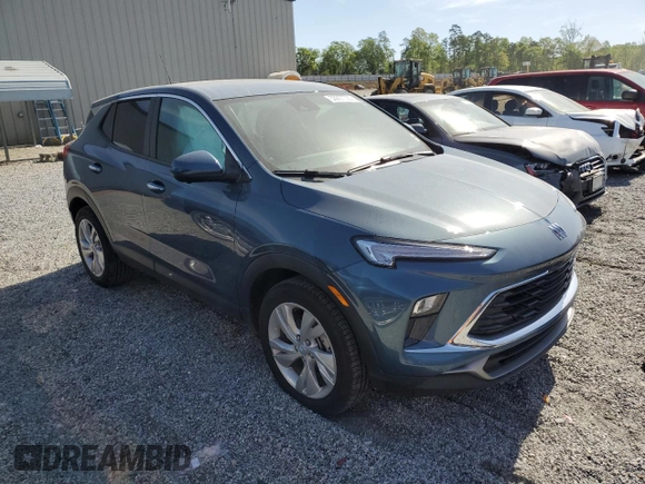 2025 Buick Encore GX Preferred z VIN KL4AMBSP8SB008346, wystawiony jako Copart lot #53697535 z przebiegiem 3 190 mil mil oraz Szkoda całkowita • Salvage title. Historia ofert i sprzedaży dostępna na DreamBid. Obrazek 4.