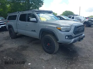 2021 Toyota Tacoma SR5 z VIN 3TMDZ5BN3MM112338, wystawiony jako IAAI lot #42241704 z przebiegiem 81 346 mil mil oraz . Historia ofert i sprzedaży dostępna na DreamBid. Obrazek 1.