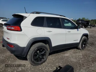 2015 Jeep Cherokee Trailhawk with VIN 1C4PJMBS6FW558653, listed as a Copart auction lot 51066195 with 32,905 mi miles and Salvage Title. Bid and sale history available at carsss.com. Image 3.