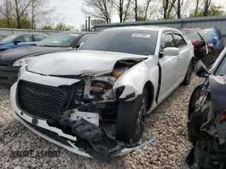 2015 Chrysler 300 S z VIN 2C3CCAGG0FH787263, wystawiony jako Copart lot #50576985 z przebiegiem 238 599 mil mil oraz Szkoda całkowita • Salvage title. Historia ofert i sprzedaży dostępna na DreamBid. Obrazek 1.