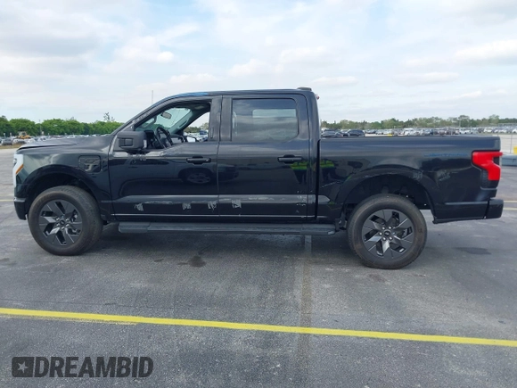 2023 Ford F-150 Lightning Pro z VIN 1FTVW1ELXPWG15885, wystawiony jako IAAI lot #41631871 z przebiegiem 88 151 mil mil oraz . Historia ofert i sprzedaży dostępna na DreamBid. Obrazek 13.