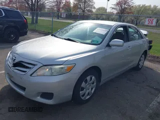 2011 Toyota Camry LE z VIN 4T1BF3EK2BU605745, wystawiony jako IAAI lot #42025820 z przebiegiem 156 094 mil mil oraz . Historia ofert i sprzedaży dostępna na DreamBid. Obrazek 17.