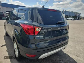 2019 Ford Escape SE z VIN 1FMCU0GD2KUB82026, wystawiony jako IAAI lot #42514876 z przebiegiem 64 362 mil mil oraz . Historia ofert i sprzedaży dostępna na DreamBid. Obrazek 1.