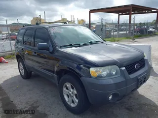 2007 Ford Escape XLT with VIN 1FMYU03127KA07084, listed as a IAAI auction lot 41931906 with 129,897 mi miles. Bid and sale history available at carsss.com. Image 1.