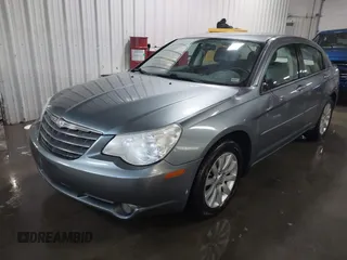 2010 Chrysler Sebring Limited z VIN 1C3CC5FD8AN134758, wystawiony jako IAAI lot #41190558 z przebiegiem 259 904 mil mil oraz . Historia ofert i sprzedaży dostępna na DreamBid. Obrazek 2.