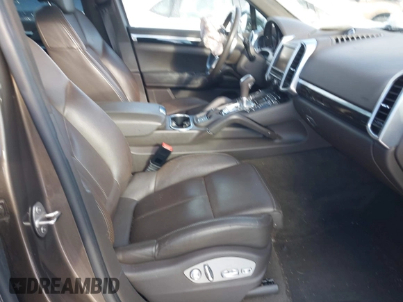 2016 Porsche Cayenne z VIN WP1AA2A21GLA05440, wystawiony jako IAAI lot #41358574 z przebiegiem 96 167 mil mil oraz . Historia ofert i sprzedaży dostępna na DreamBid. Obrazek 5.