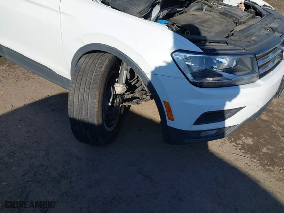 2018 Volkswagen Tiguan S with VIN 3VV1B7AX1JM015870, listed as a IAAI auction lot 41632032 with 82,578 mi miles. Bid and sale history available at carsss.com. Image 6.