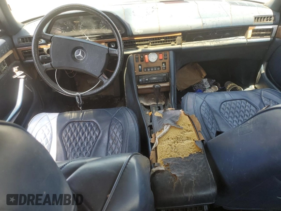 1983 Mercedes-Benz 300 SD z VIN WDBCB20A4DB034799, wystawiony jako Copart lot #58847865 z przebiegiem 323 655 mil mil oraz Czysty tytuł • Clean title. Historia ofert i sprzedaży dostępna na DreamBid. Obrazek 8.