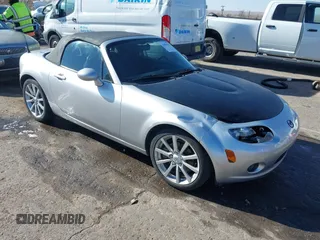 2007 Mazda MX-5 Miata Sport z VIN JM1NC25F170126965, wystawiony jako IAAI lot #41003125 z przebiegiem 99 338 mil mil oraz . Historia ofert i sprzedaży dostępna na DreamBid. Obrazek 1.