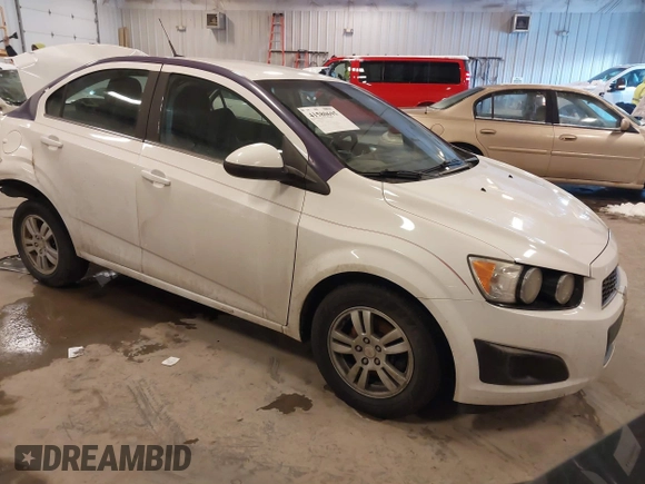 2012 Chevrolet Sonic LT z VIN 1G1JC5SH3C4105827, wystawiony jako IAAI lot #41580695 z przebiegiem 193 398 mil mil oraz . Historia ofert i sprzedaży dostępna na DreamBid. Obrazek 1.