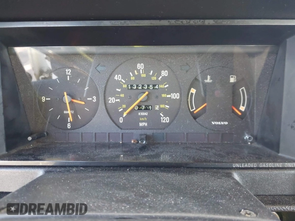 1990 Volvo 240 z VIN YV1AA8846L1429028, wystawiony jako IAAI lot #41370630 z przebiegiem 132 354 mil mil oraz . Historia ofert i sprzedaży dostępna na DreamBid. Obrazek 7.