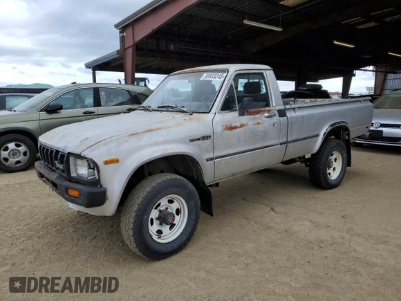 1983 Toyota Pickup z VIN JT4RN48S2D0070935, wystawiony jako Copart lot #50933245 z przebiegiem 50 699 mil mil oraz Czysty tytuł • Clean title. Historia ofert i sprzedaży dostępna na DreamBid. Obrazek 1.