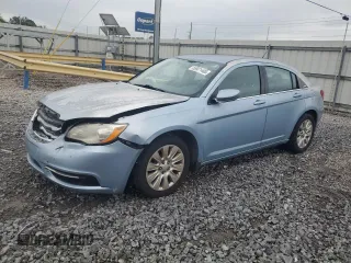 2014 Chrysler 200 LX z VIN 1C3CCBAB4EN124190, wystawiony jako Copart lot #55971405 z przebiegiem 125 050 mil mil oraz Szkoda całkowita • Salvage title. Historia ofert i sprzedaży dostępna na DreamBid. Obrazek 1.