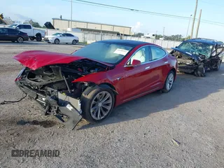 2018 Tesla Model S 75D z VIN 5YJSA1E20JF277384, wystawiony jako IAAI lot #42680941 z przebiegiem 50 464 mil mil oraz . Historia ofert i sprzedaży dostępna na DreamBid. Obrazek 18.