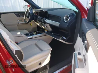 2025 Mercedes-Benz GLB 250 z VIN W1N4M4HB9SW392147, wystawiony jako IAAI lot #41326128 z przebiegiem 2053 mil mil oraz . Historia ofert i sprzedaży dostępna na DreamBid. Obrazek 5.