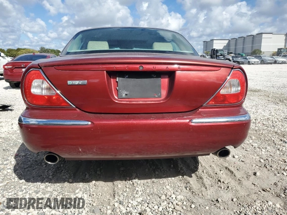 2004 Jaguar XJ R z VIN SAJWA73B84TG19080, wystawiony jako Copart lot #45059985 z przebiegiem 118 477 mil mil oraz Czysty tytuł • Clean title. Historia ofert i sprzedaży dostępna na DreamBid. Obrazek 6.
