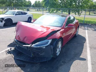 2016 Tesla Model S 90D z VIN 5YJSA1E4XGF171244, wystawiony jako IAAI lot #42584589 z przebiegiem 85 412 mil mil oraz . Historia ofert i sprzedaży dostępna na DreamBid. Obrazek 6.