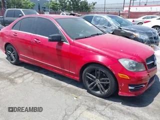 2013 Mercedes-Benz C 250 Sport z VIN WDDGF4HB9DR244988, wystawiony jako IAAI lot #42386935 z przebiegiem 95 380 mil mil oraz . Historia ofert i sprzedaży dostępna na DreamBid. Obrazek 1.