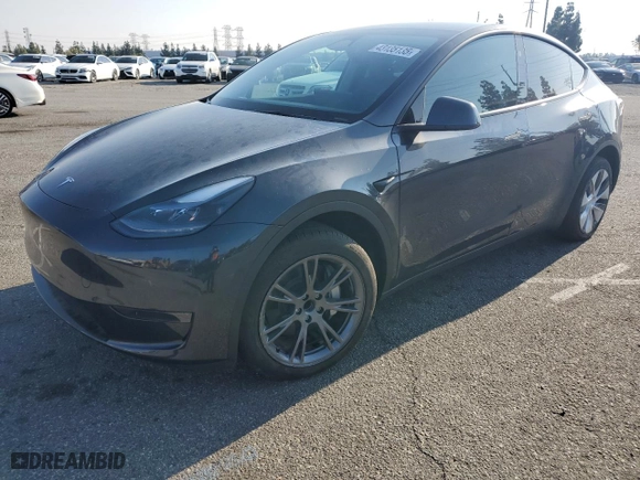 2024 Tesla Model Y with VIN 7SAYGDED4RF032615, listed as a Copart auction lot 43135135 with 2,061 mi miles and Salvage Title. Bid and sale history available at carsss.com. Image 1.
