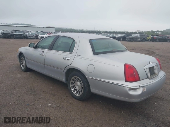 2001 Lincoln Town Car Signature with VIN 1LNHM82WX1Y697831, listed as a IAAI auction lot 42494909 with 202,805 mi miles and . Bid and sale history available at DreamBid. Image 3.