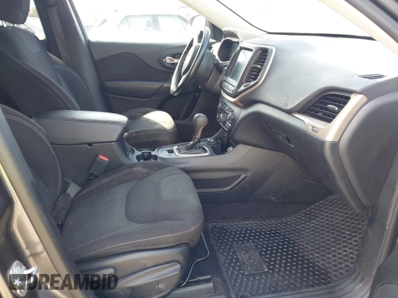 2016 Jeep Cherokee Latitude z VIN 1C4PJMCS1GW367447, wystawiony jako IAAI lot #42367643 z przebiegiem 151 072 mil mil oraz . Historia ofert i sprzedaży dostępna na DreamBid. Obrazek 5.