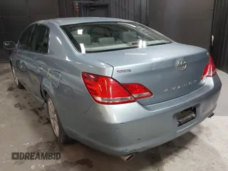 2007 Toyota Avalon XL z VIN 4T1BK36B17U189303, wystawiony jako IAAI lot #41614917 z przebiegiem 238 114 mil mil oraz . Historia ofert i sprzedaży dostępna na DreamBid. Obrazek 3.