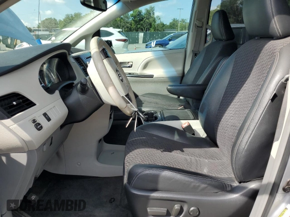 2013 Toyota Sienna SE с VIN 5TDXK3DC2DS383702, выставлен на аукционе Copart как лот 57618165 с пробегом 209 773 миль миль и Списание • Salvage title. История ставок и продаж доступна на DreamBid. Изображение 7.