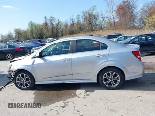 2018 Chevrolet Sonic LT z VIN 1G1JD5SG6J4132523, wystawiony jako IAAI lot #41918454 z przebiegiem 59 332 mil mil oraz . Historia ofert i sprzedaży dostępna na DreamBid. Obrazek 15.