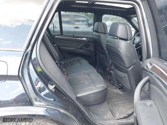 2011 BMW X5 35i with VIN 5UXZV4C53BL743050, listed as a IAAI auction lot 40074369 with 118,970 mi miles. Bid and sale history available at carsss.com. Image 8.