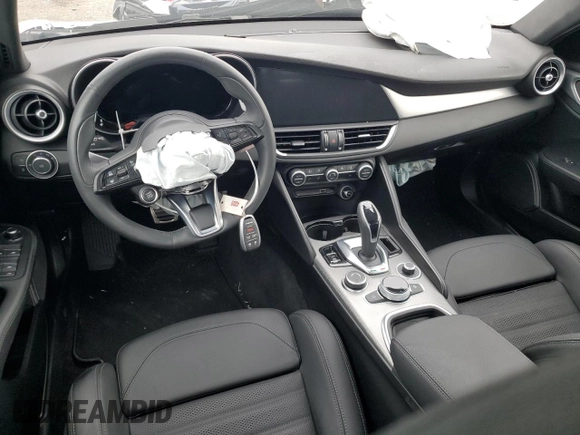 2024 Alfa Romeo Giulia Veloce z VIN ZARFAMBNXR7682239, wystawiony jako Copart lot #68413004 z przebiegiem 3 161 mil mil oraz Szkoda całkowita • Salvage title. Historia ofert i sprzedaży dostępna na DreamBid. Obrazek 8.