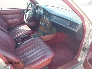 1986 Mercedes-Benz 190 E z VIN WDBDA24D0GF194753, wystawiony jako IAAI lot #42321094 z przebiegiem 135 395 mil mil oraz . Historia ofert i sprzedaży dostępna na DreamBid. Obrazek 5.
