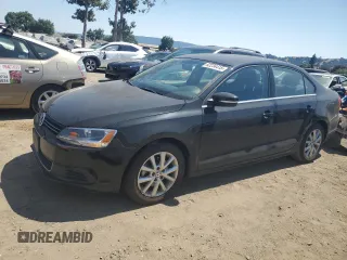 2014 Volkswagen Jetta SE z VIN 3VWD17AJ5EM445415, wystawiony jako Copart lot #62234415 z przebiegiem 32 471 mil mil oraz Czysty tytuł • Clean title. Historia ofert i sprzedaży dostępna na DreamBid. Obrazek 1.