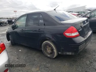 2009 Nissan Versa 1.6 z VIN 3N1CC11E09L468737, wystawiony jako Copart lot #51859825 z przebiegiem Nie podano mil oraz Nie do naprawy. Historia ofert i sprzedaży dostępna na DreamBid. Obrazek 2.