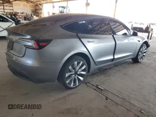 2025 Tesla Model 3 Long Range z VIN 5YJ3E1EB6SF935588, wystawiony jako Copart lot #54360605 z przebiegiem Nie podano mil oraz Szkoda całkowita • Salvage title. Historia ofert i sprzedaży dostępna na DreamBid. Obrazek 3.