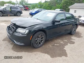 2015 Chrysler 300 S z VIN 2C3CCAGG1FH923044, wystawiony jako IAAI lot #42284945 z przebiegiem 132 681 mil mil oraz . Historia ofert i sprzedaży dostępna na DreamBid. Obrazek 2.
