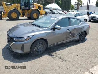 2025 Nissan Sentra S z VIN 3N1AB8BV3SY229662, wystawiony jako Copart lot #59805785 z przebiegiem 14 028 mil mil oraz Czysty tytuł • Clean title. Historia ofert i sprzedaży dostępna na DreamBid. Obrazek 1.