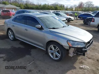 2014 Volkswagen Passat SEL Premium z VIN 1VWCN7A35EC082584, wystawiony jako IAAI lot #42027605 z przebiegiem 145 094 mil mil oraz . Historia ofert i sprzedaży dostępna na DreamBid. Obrazek 1.