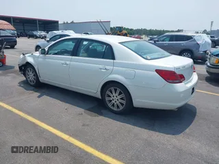 2008 Toyota Avalon XL z VIN 4T1BK36B68U304964, wystawiony jako IAAI lot #42381930 z przebiegiem 220 139 mil mil oraz . Historia ofert i sprzedaży dostępna na DreamBid. Obrazek 3.