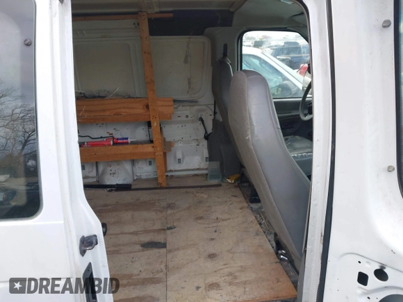 2006 Ford Econoline Cargo z VIN 1FTNE24LX6HB35472, wystawiony jako IAAI lot #41707889 z przebiegiem 259 379 mil mil oraz . Historia ofert i sprzedaży dostępna na DreamBid. Obrazek 7.