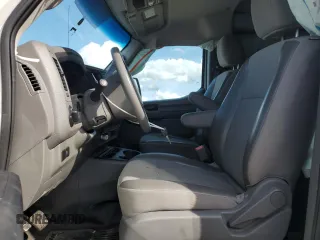 2019 Nissan NV Cargo S z VIN 1N6BF0KM7KN809036, wystawiony jako Copart lot #55559605 z przebiegiem 84 451 mil mil oraz Szkody całkowita. Historia ofert i sprzedaży dostępna na DreamBid. Obrazek 7.
