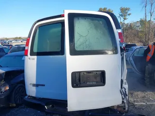 2021 Chevrolet Express Cargo z VIN 1GCWGAF76M1175319, wystawiony jako IAAI lot #41333994 z przebiegiem 81 474 mil mil oraz . Historia ofert i sprzedaży dostępna na DreamBid. Obrazek 16.