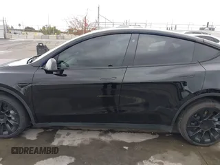 2022 Tesla Model Y Long Range z VIN 7SAYGDEE0NF508958, wystawiony jako IAAI lot #42191819 z przebiegiem 60 880 mil mil oraz . Historia ofert i sprzedaży dostępna na DreamBid. Obrazek 14.