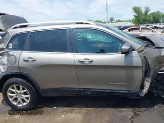 2016 Jeep Cherokee Latitude with VIN 1C4PJMCS3GW251912, listed as a IAAI auction lot 39753032 with 59,401 mi miles. Bid and sale history available at carsss.com. Image 13.