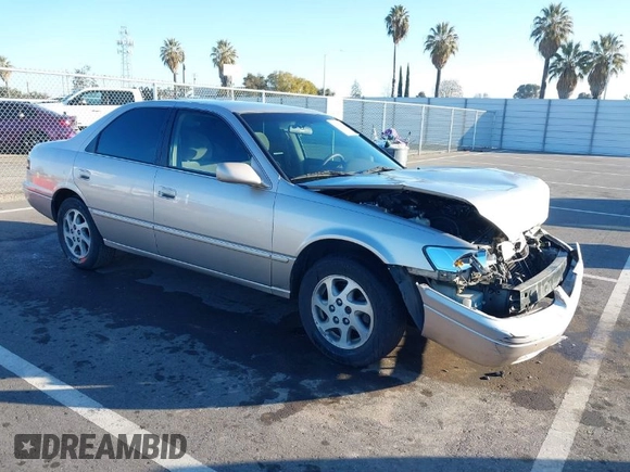 1999 Toyota Camry LE z VIN 4T1BF28K3XU931485, wystawiony jako IAAI lot #41413709 z przebiegiem 148 621 mil mil oraz . Historia ofert i sprzedaży dostępna na DreamBid. Obrazek 1.